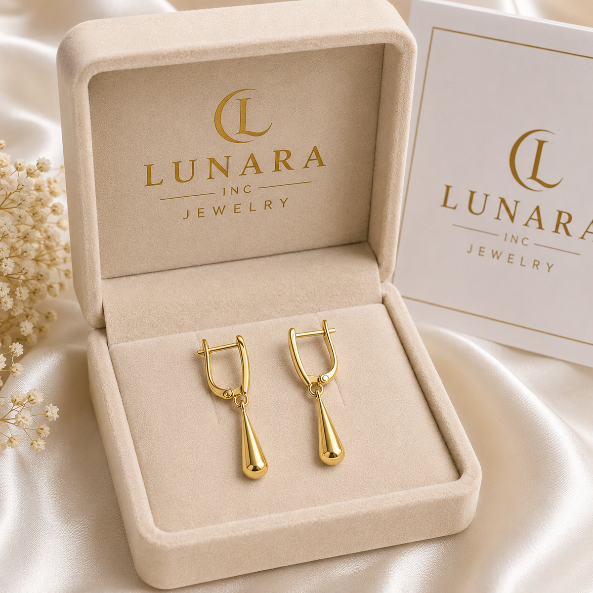 ✨ Golden Teardrop Dangle Earrings