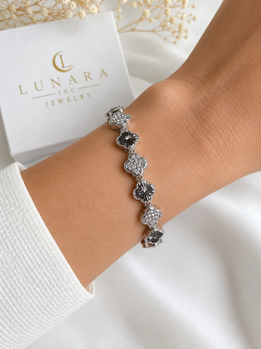 Lunara Clover Crystal Bracelet – Silver Tone Alternating Floral Design