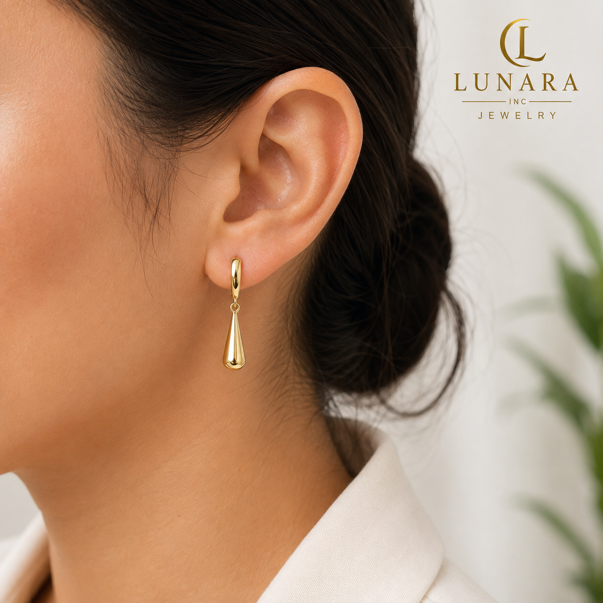 ✨ Golden Teardrop Dangle Earrings