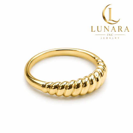 ✨ Golden Ribbed Ring